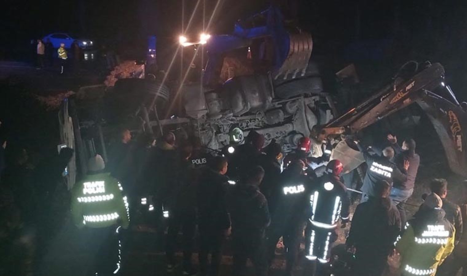 Malatya’da kazaya müdahale eden polisler TIR’ın altında kaldı