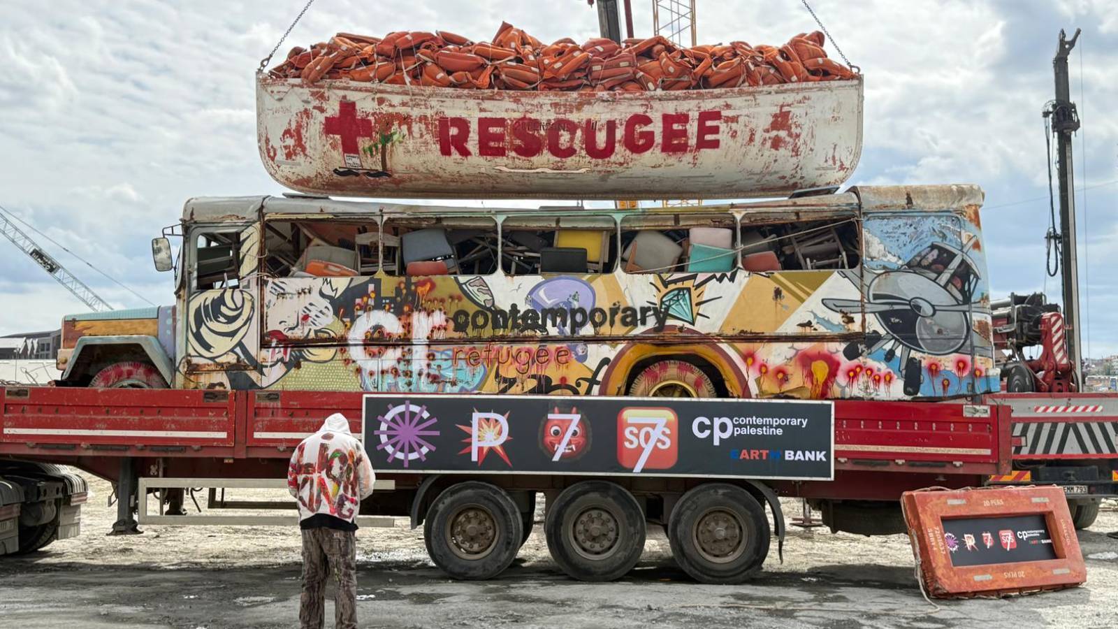 Contemporary İstanbul’da, kaçak sokulan TIR ve mülteci botuyla Filistin protestosu yapıldı; işte sürpriz eylemden kareler!