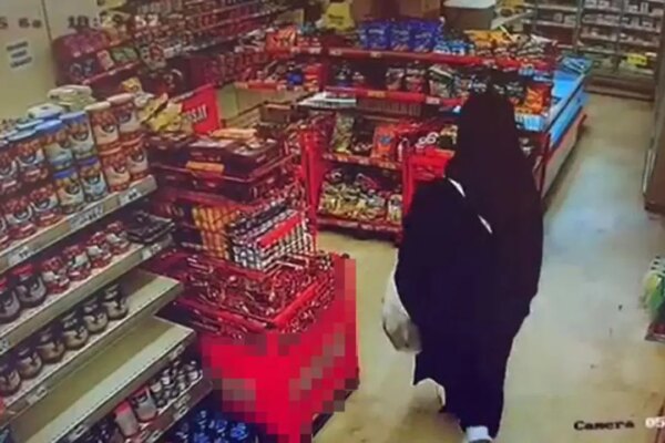 15 yasindaki cocuk carsaf giyerek hirsizlik yapti o anlar goruntulendi bNIItbKu.jpg