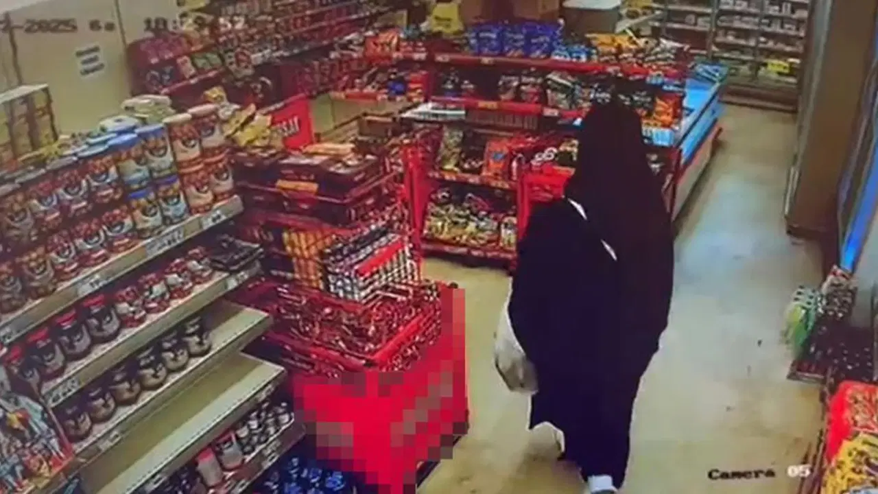 15 yasindaki cocuk carsaf giyerek hirsizlik yapti o anlar goruntulendi bNIItbKu.jpg