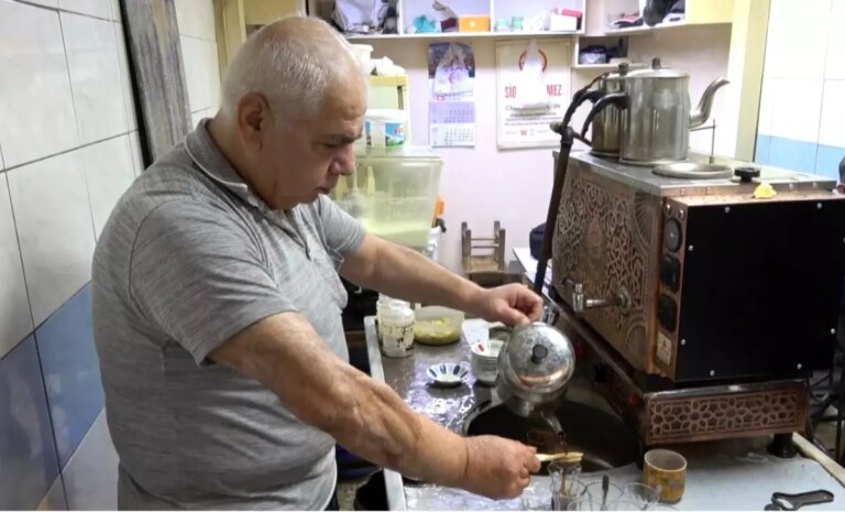 65 yasindaki yilmaz eley 50 yildir bakircilar carsisinda caycilik yapiyor R4dmGZvg.jpg