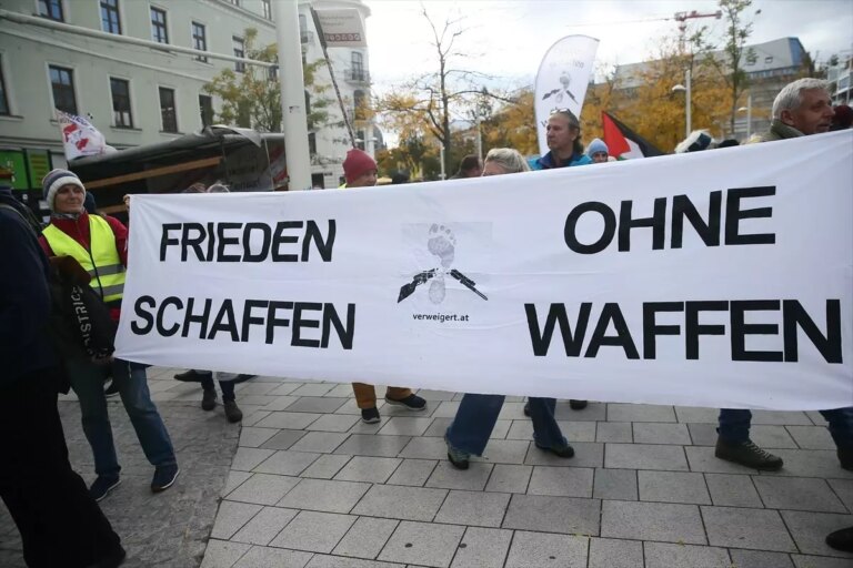 viyanada baris ve tarafsizlik gosterisi kvWFpjKm.jpg