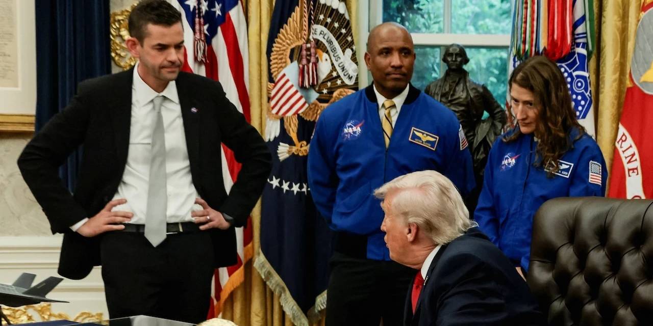 Trump’tan NASA Direktörü’ne Şaşırtan Sözler! “Duydun mu, güzel kulaklarınla?”