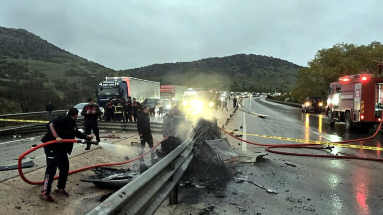 bariyere-carpan-otomobil-alev-aldi-1-olu-1-yarali-lLzURka6