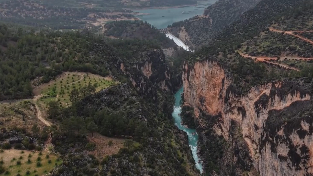 Gizli Cennet: Turkuaz Suların Eşliğinde Gezende Kanyonu