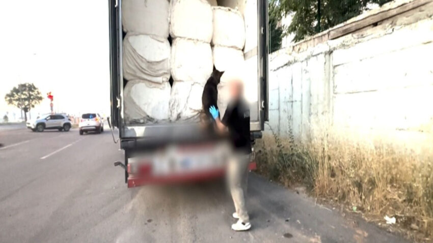 Iki tirdaki uyusturucuyu narkotik kopegi mailo buldu SOVr1Tvc