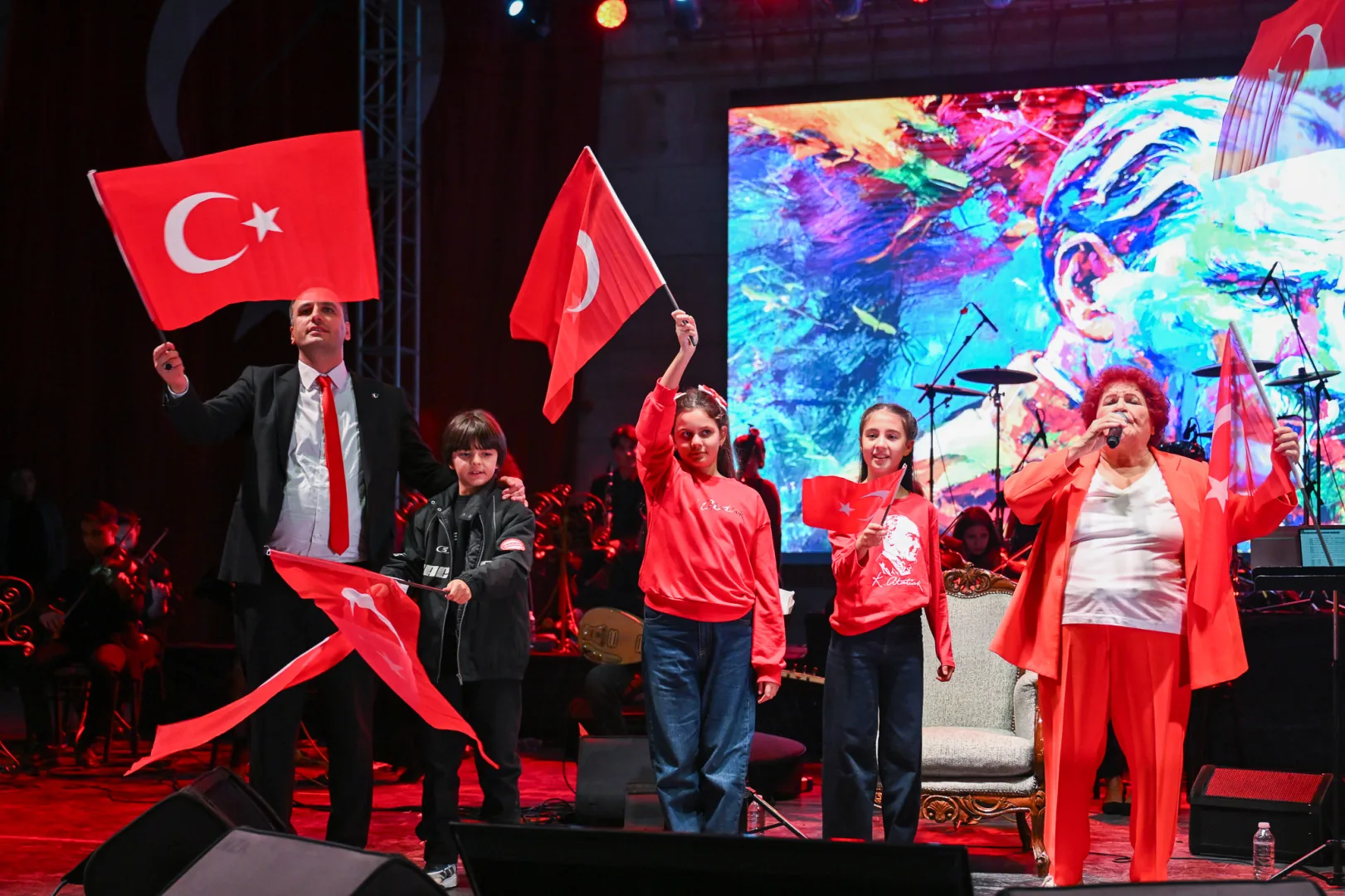 Bornova’da Cumhuriyet Sevinci Selda Bağcan Konseriyle Zirveye Taşındı